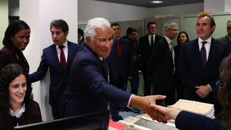O primeiro-ministro, António Costa, acompanhado pela ministra da Justiça, Francisca Van Dunem, durante uma visita ao Palácio da Justiça do Porto