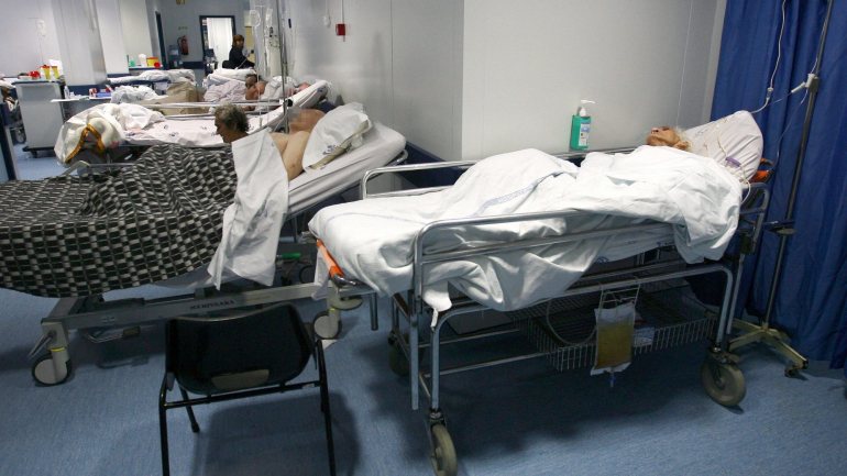 A Administração Regional de Saúde de Lisboa e Vale do Tejo responde que a redução de camas se deve a obras temporárias em unidades de saúde