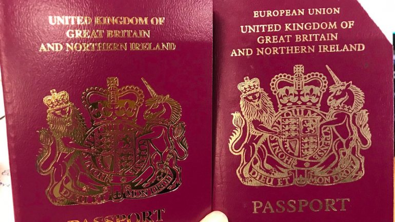 No final do ano, o Reino Unido voltará a ter passaporte azuis-escuros, uma exigência simbólica dos defensores do Brexit