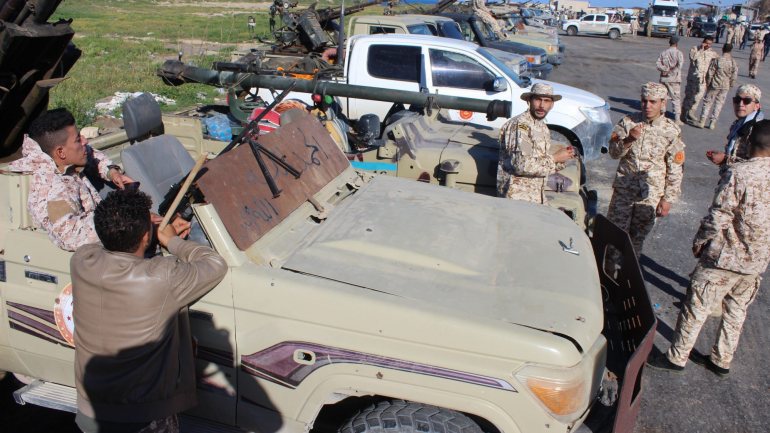 Pelo menos 32 pessoas morreram e outras 50 ficaram feridas desde o início da ofensiva do marechal Haftar contra a capital líbia na quinta-feira