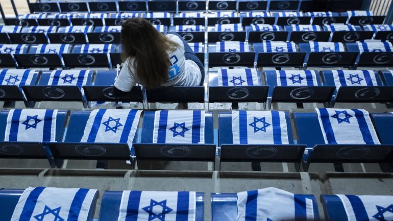Um estudo de opinião divulgado a meio da semana passada pelo Canal 13, colocava o partido Likud em primeiro lugar com 29 lugares, mas o Azul e Branco surgia com um prognóstico de 28 deputados.
