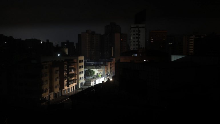 O apagão da noite desta terça-feira chegou a afetar Caracas