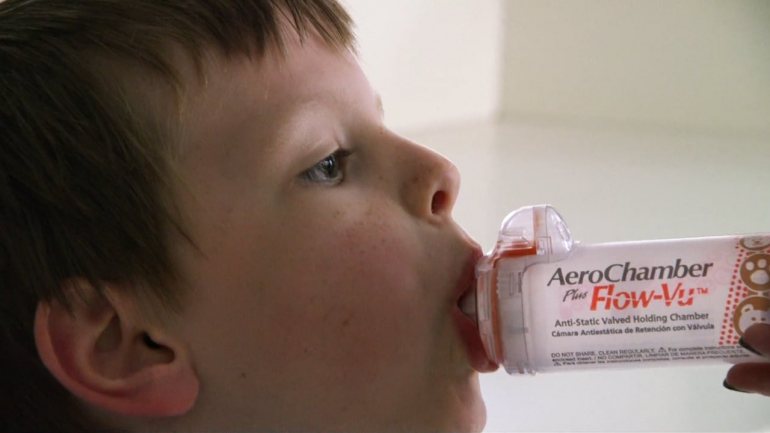 92% dos novos casos de asma pediátrica surgem em crianças que vivem nas áreas que já cumprem os limites da emissão de dióxido de azoto
