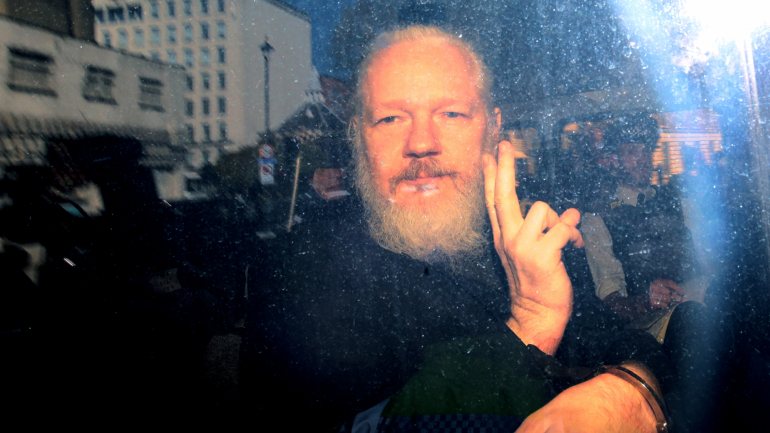 Julian Assange na carrinha da polícia que o levou da embaixada
