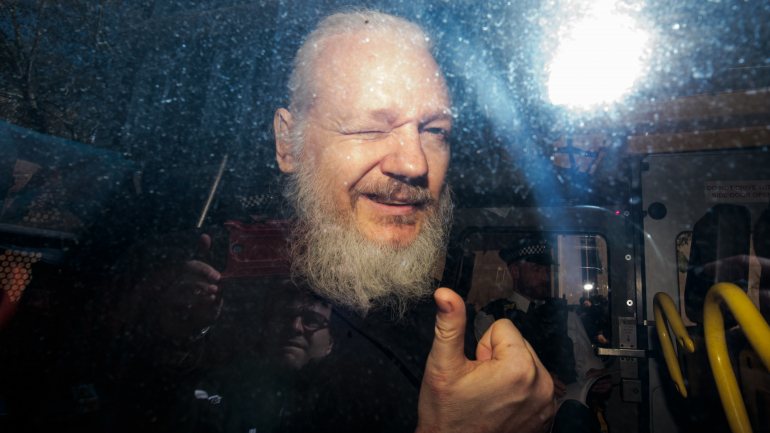 Julian Assange foi detido esta manhã após sete anos a viver na embaixada do Equador em Londres