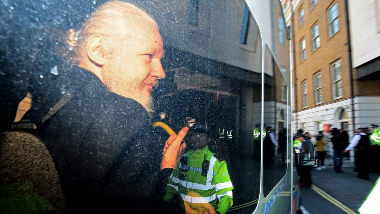 Julian Assange estava em asilo na embaixada do Equador em Londres desde 2012
