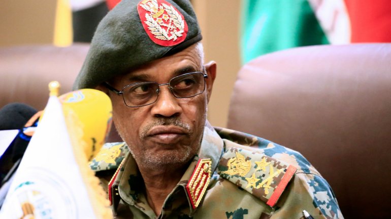 Ahmed Awad Bin Auf era vice-presidente e ministro da Defesa de al-Bashir e este envolvido no afastamento do ditador al-Bashir