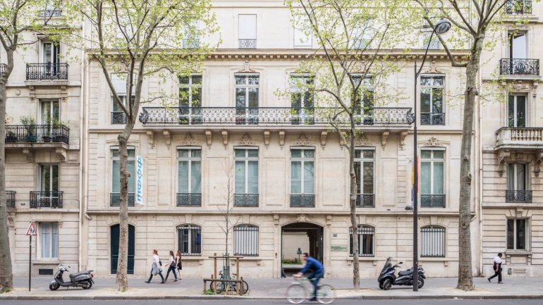 A sede da Gulbenkian em Paris, assim como a sua biblioteca, fica atualmente no Boulevard de la Tour Maubourg