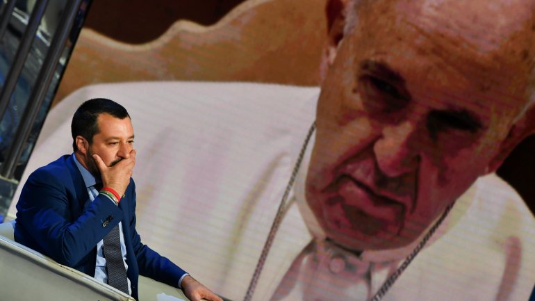 O ministro do Interior italiano, Matteo Salvini, perante uma imagem projetada do Papa Francisco
