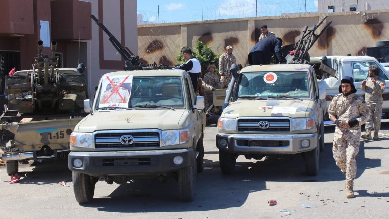 Combates violentos opõem desde 4 de abril as forças do Governo de Unidade Nacional e os combatentes do Exército Nacional Líbio