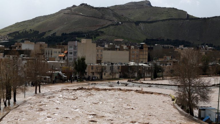 As inundações devem-se às alterações climáticas do planeta e não significam necessariamente o fim da seca crónica que afeta o Irão