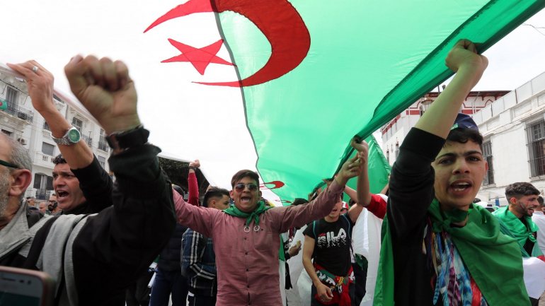 Argelinos continuam a sair à rua para protestar, mesmo depois do afastamento de Bouteflika