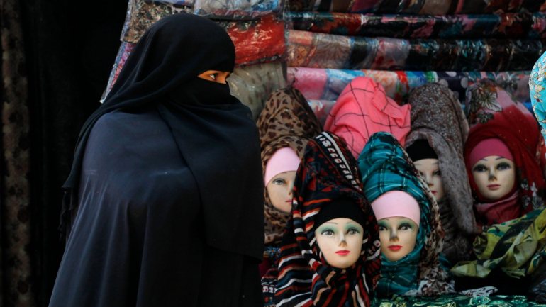 O uso do véu islâmico em público é obrigatório no Irão, o que já levou a várias manifestações e protestos de iranianas