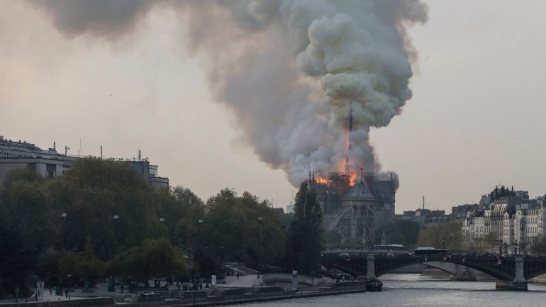 A catedral de Notre Dame, em Paris, ardeu parcialmente num incêndio de grandes dimensões esta segunda-feira