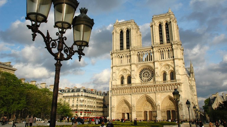 Esta segunda-feira, parte da catedral de Notre Dame, em Paris, ardeu