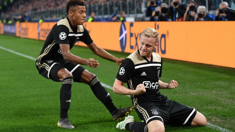 Van de Beek empatou a eliminatória ainda na primeira parte, inspirando um vendaval de futebol do Ajax no segundo tempo