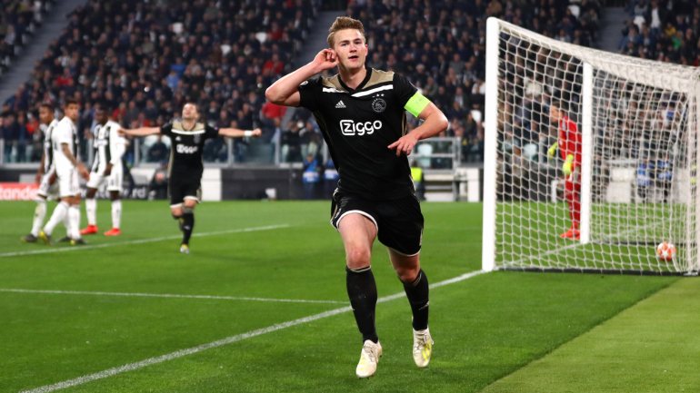 De Ligt marcou na segunda parte o golo que valeu a vitória do Ajax frente à Juventus em Turim