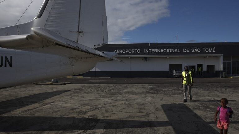 A pista do aeroporto de São Tomé passará a ter 2800 metros que, segundo o chefe do executivo, é &quot;suficiente para receber aviões de grande porte&quot;