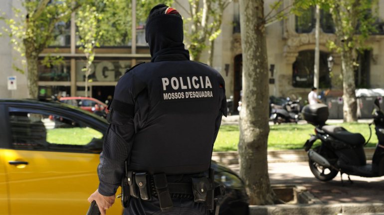 O suspeito foi detido por dois agentes da polícia catalã, a Mossos d'Esquadra