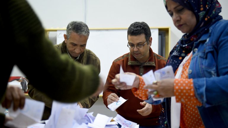 Votos são contados numa assembleia de voto na província de Menifoua