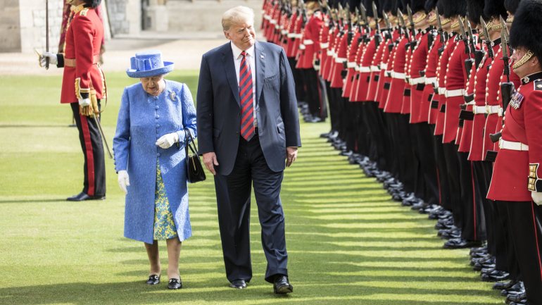 Rainha Isabel II e Donald Trump aquando da visita de 2018