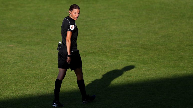 Stéphanie Frappart a arbitrar um jogo do Europeu de futebol feminino de 2017