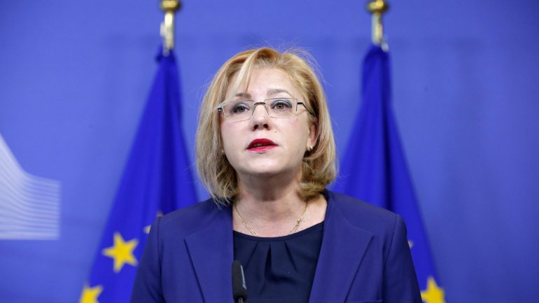 Corina Cretu, romena e socialista, é a comissária responsável pelos fundos europeus.