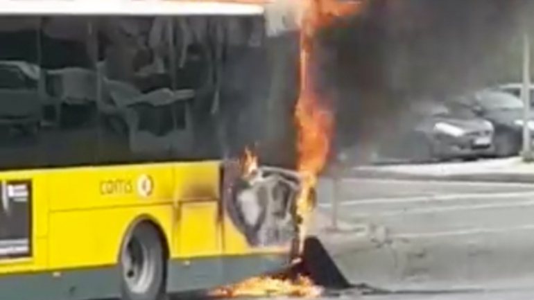 O autocarro da rodoviária geria pelo município ardeu “só na parte do motor” e “não há nenhum ferido a registar”