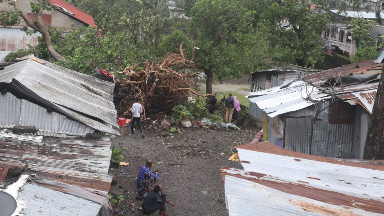 Ao longo da noite de quarta-feira, o vento forte e a chuva provocaram já alguns estragos nas ilhas Comoros, região vizinha de Moçambique.