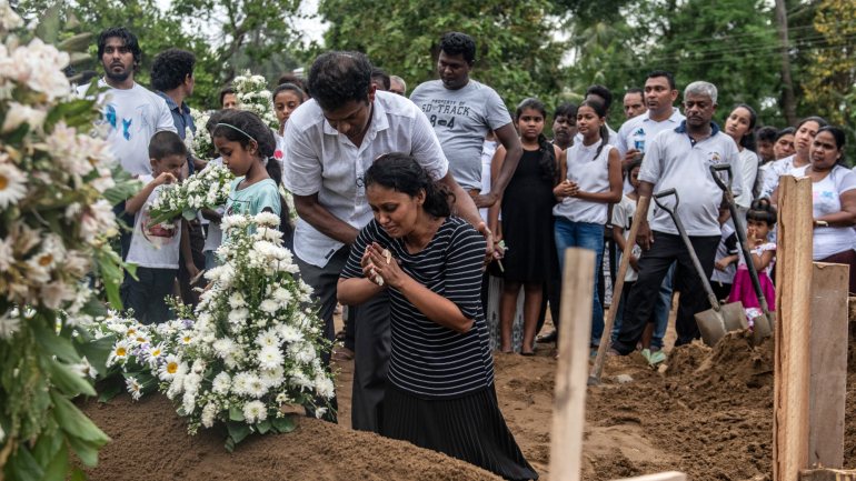 Uma mulher chora a morte de um familiar após os ataques terroristas no Sri Lanka