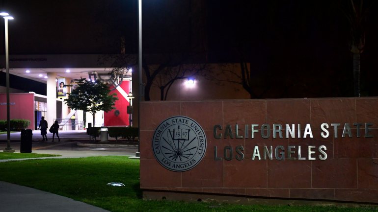 Ambas as universidades estão a ajudar na implementação das ordens de quarentena &quot;, sublinhou o Departamento de Saúde Pública de Los Angeles