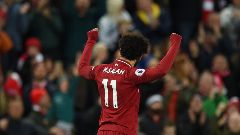 Salah bisou na goleada por 5-0 ao Huddersfield e tornou-se o jogador com mais golos pelo Liverpool nos primeiros 100 jogos