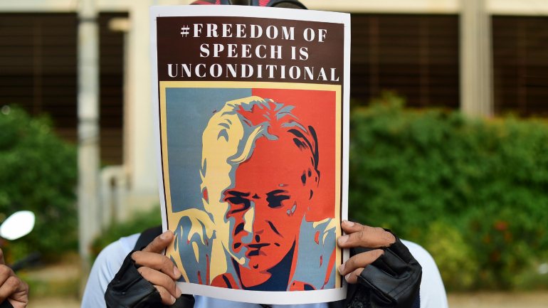 Um ativista em Dhaka, Bangladesh, pede a libertação de Julian Assange, preso no Reino Unido a 11 de abril