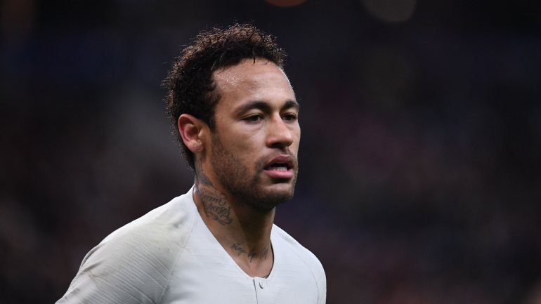 Neymar voltou domingo com o Mónaco após três meses de ausência, voltou a marcar com o Rennes mas teve o pior final possível
