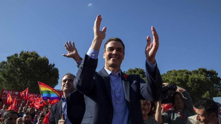 Pedro Sánchez precisa do apoio do Podemos e dos partidos separatistas para governar em Espanha