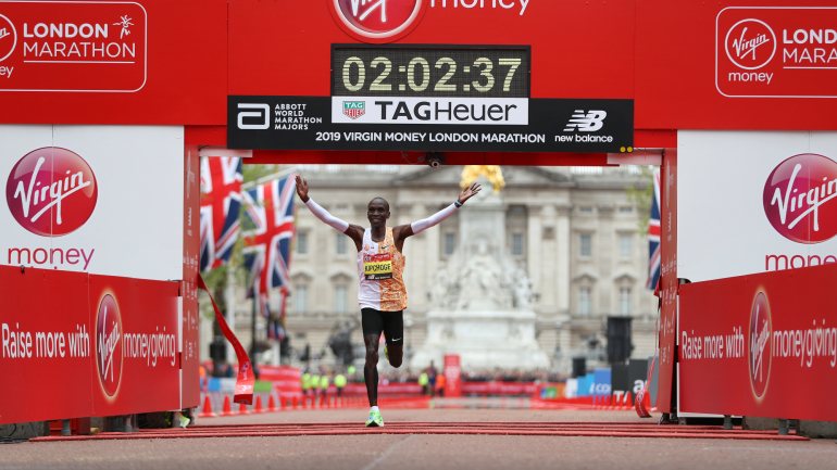 Eliud Kipchoge completou a Maratona de Londres em 02:02:37