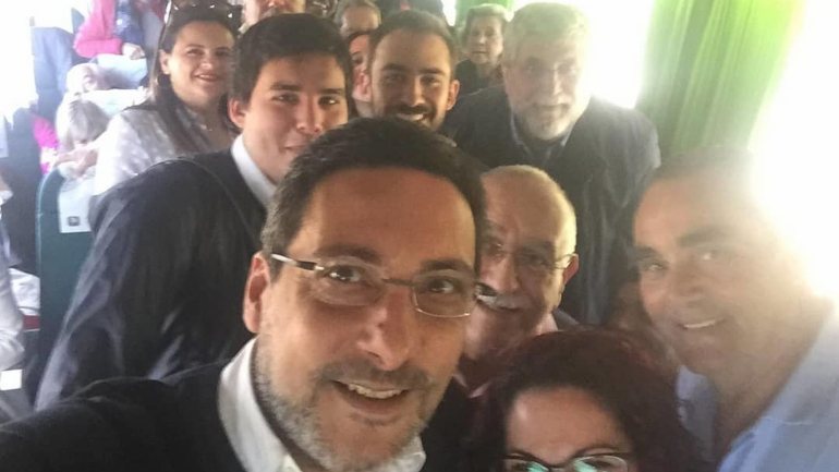 O secretário de Estado dos Assuntos Fiscais, António Mendonça Mendes, tirou uma selfie com vários militantes dentro de uma carruagem