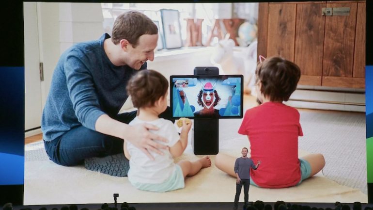 Um dos momentos do F8 em que Zuckerberg apresenta novidades do Portal, um produto do Facebook para videochamadas