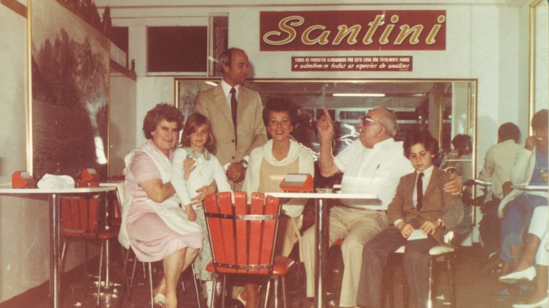 Attilio Santini (de camisa branca e óculos) e a mulher, Isabel Catalan Saez (sentada na ponta esq.), com a Princesa Maria Beatriz de Sabóia e os filhos