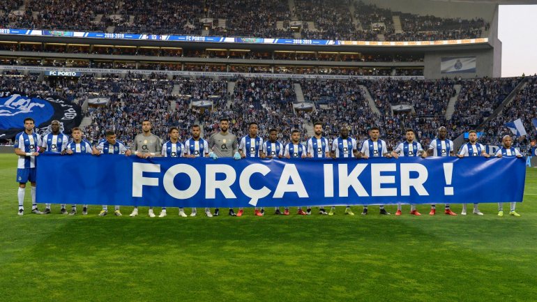 Jogadores do FC Porto ergueram tarja no relvado antes do início do encontro: uma entre várias homenagens a Casillas no Dragão