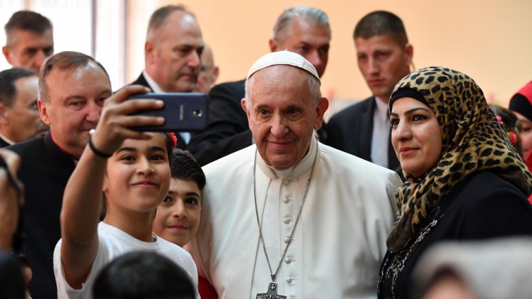 O Papa Francisco durante uma visita ao centro de acolhimento de refugiados Vrazhdebna