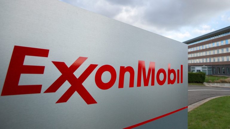 A Exxon Mobil procura um navio, &quot;com pessoal qualificado para perfuração a uma profundidade de 2.500 metros de água&quot;