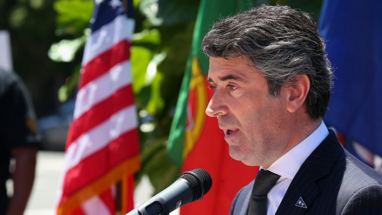 O secretário de Estado das Comunidades Portuguesas, José Luís Carneiro, numa deslocação a Sausalito, Califórnia, em junho do ano passado