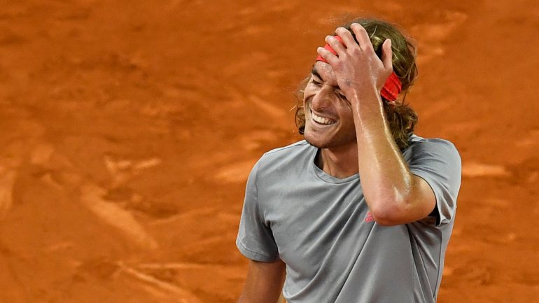 Stefanos Tsitsipas celebra após derrotar Rafael Nadal, que já conquistou por cinco vezes o Madrid Open