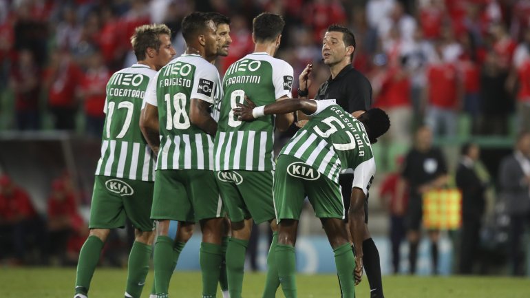 Jogadores do Rio Ave protestaram muito com Hugo Miguel no lance do segundo golo do Benfica apontado por João Félix