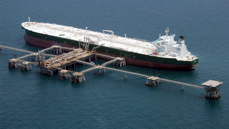 Petroleiro norte-americano a ser abastecido, no Golfo Arábico