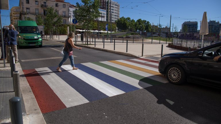 Passadeira com cores LGBTI em Campolide, Lisboa