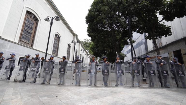 As autoridades entraram no gabinete de Guaidó durante a manhã desta terça-feira