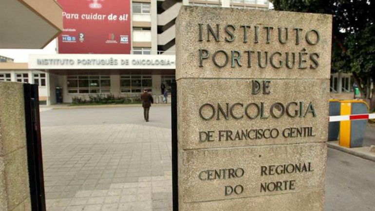 O IPO/Porto já começou a fazer tratamentos com células CAR-T [designação dada], tendo infundido na terça-feira na primeira doente em Portugal, uma mulher de 39 anos, os Linfócitos T geneticamente modificados