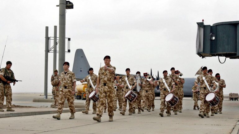 Também as forças britânicas e diplomatas na Arábia Saudita, Kuwait e Qatar têm agora um nível de alerta mais alto